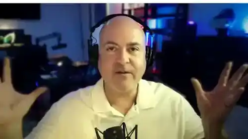 Wagner dos Santos teaching during a Founding Cohort live session